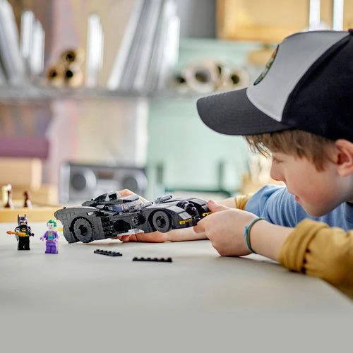 LEGO DC 76224 - DC Batmobile™ - Perseguição de Batman™ Versus Joker™ - Image 7