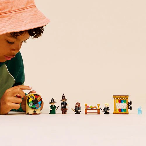 LEGO® Harry Potter™ 76460 - Castelo de Hogwarts™: Cerimónia do Chapéu Selecionador - Image 2