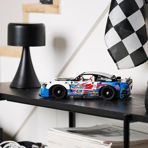 LEGO® Technic 42153 NASCAR® Next Gen Chevrolet Camaro ZL1 - Image 6