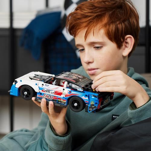 LEGO® Technic 42153 NASCAR® Next Gen Chevrolet Camaro ZL1 - Image 8