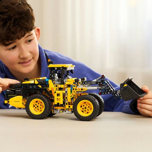 LEGO® Technic 42209 - Carregadora de Rodas Volvo L120 Electric - Image 7